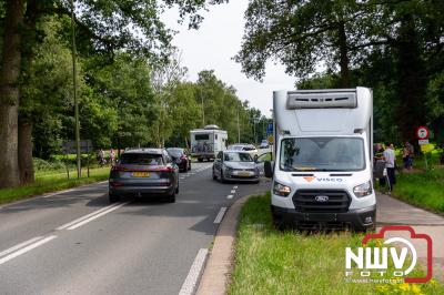 Materiële schade Eperweg N309 na ongeval bakwagen met afslaande auto naar Schouwenburg 't Harde. - © NWVFoto.nl